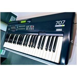 Sintetizador Digital Korg 707 Midi De 49 Notas Usado